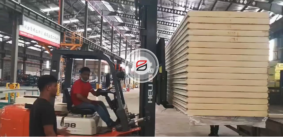 <b>寶潤達馬來西亞工廠聚氨酯冷庫板發貨</b>